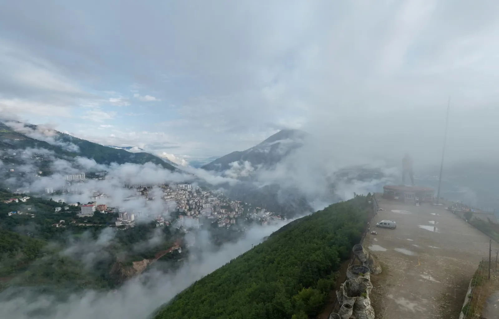 Artvin’i etkisi altına alan yoğun sis kartpostallık görüntüler oluşturdu