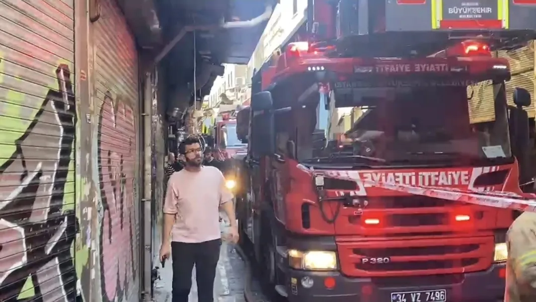 Fatih'te iş hanında yangın paniği, itfaiye olay yerinde