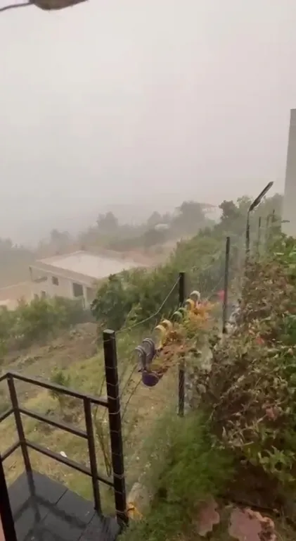 Osmaniye sıcaktan kavrulurken aniden dolu ve fırtına bastırdı