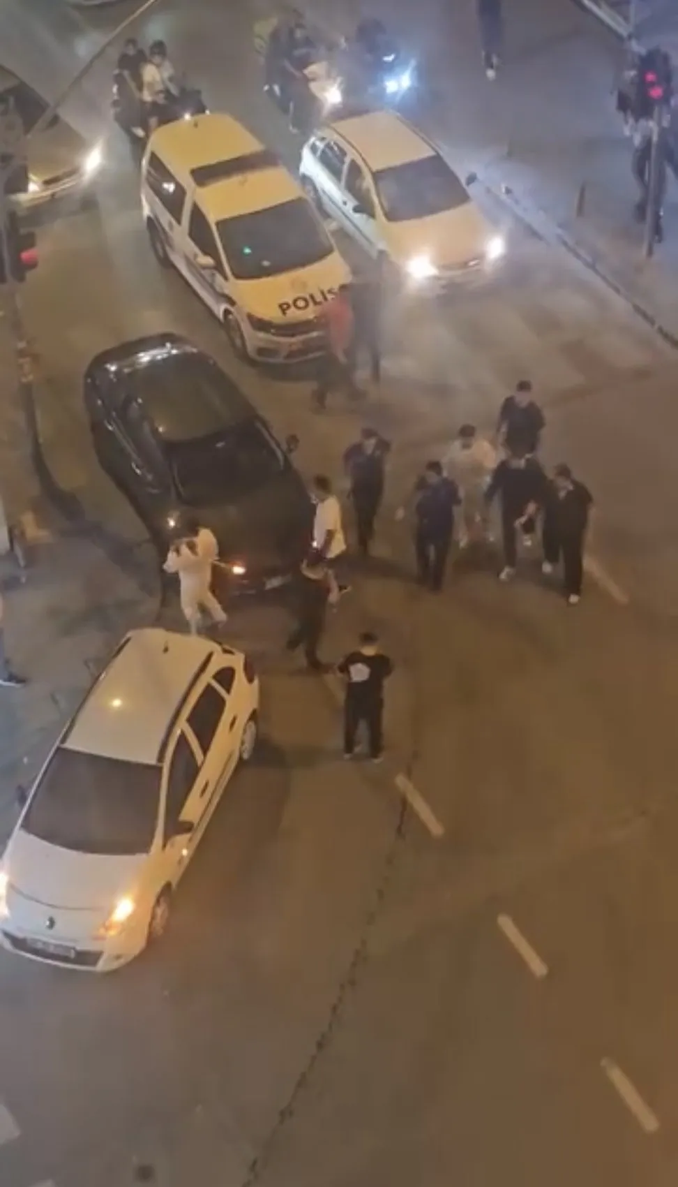 Şirinevler sokaklarında bıçaklı kavga kamerada