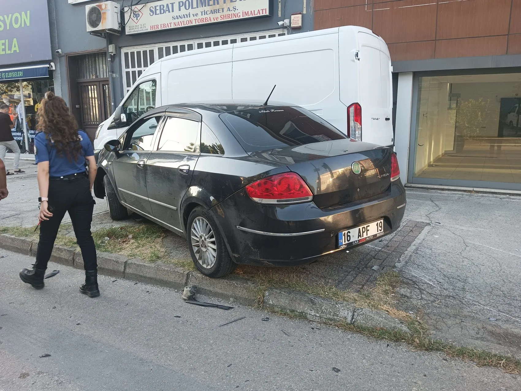 Bursa'da motosiklet kazası İki araç arasında sıkışan sürücü ağır yaralandı