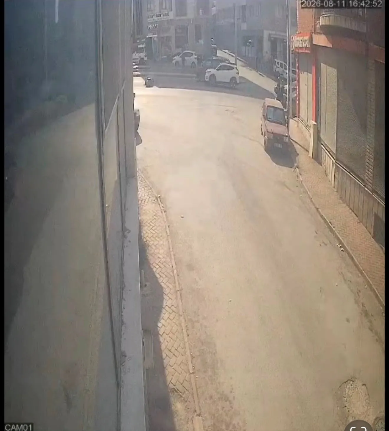 Eskişehir’de motosiklet ve otomobilin karıştığı kaza kameraya yansıdı