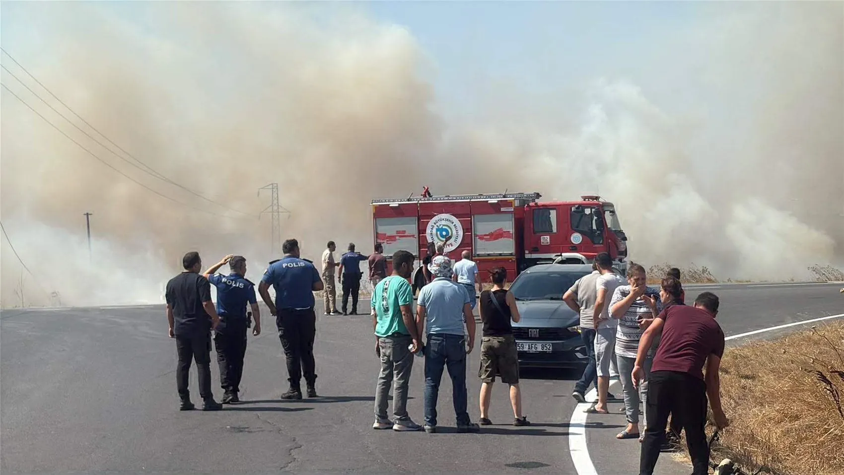 Tekirdağ'da alevler çiftlikleri yuttu
