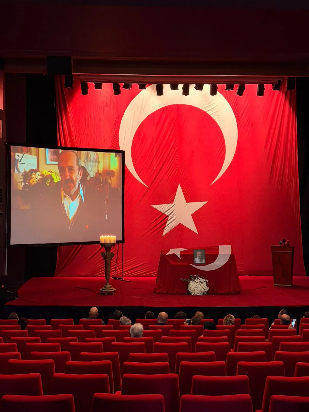 Türk tiyatrosunun çınarı Can Kolukısa veda etti
