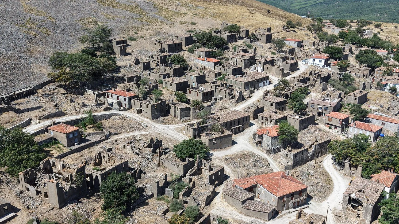 Rumların göç ettiği 250 yıllık Dereköy şimdi hayalet köy gibi