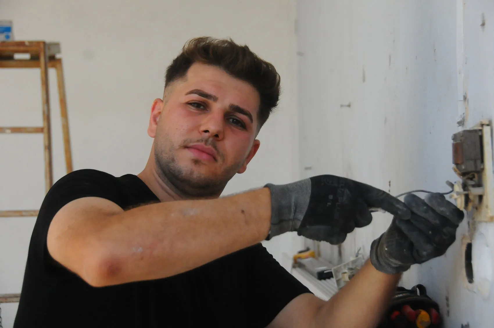 Hatay sokaklarında gündüz elektrikçi gece müzisyen