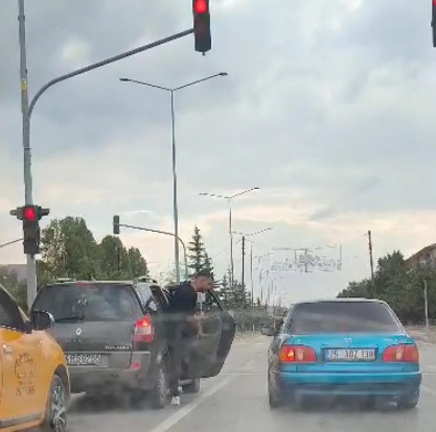 Erzurum trafiğinde bıçaklı kavga anı kameraya yansıdı