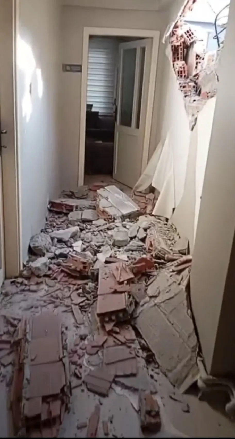 Koltuğunda uzanırken duvarı yıkılan adam Kimse bizi uyarmadı