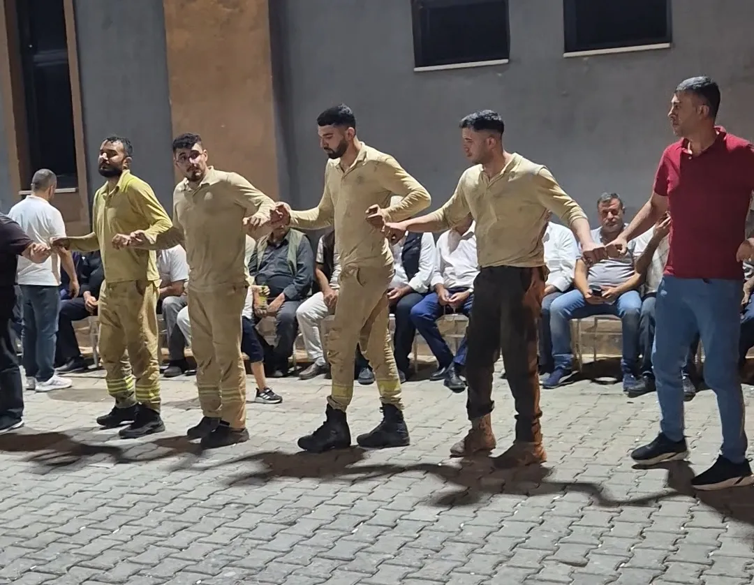 Eruh'ta yangınla mücadele eden ekipler soluğu düğünde aldı