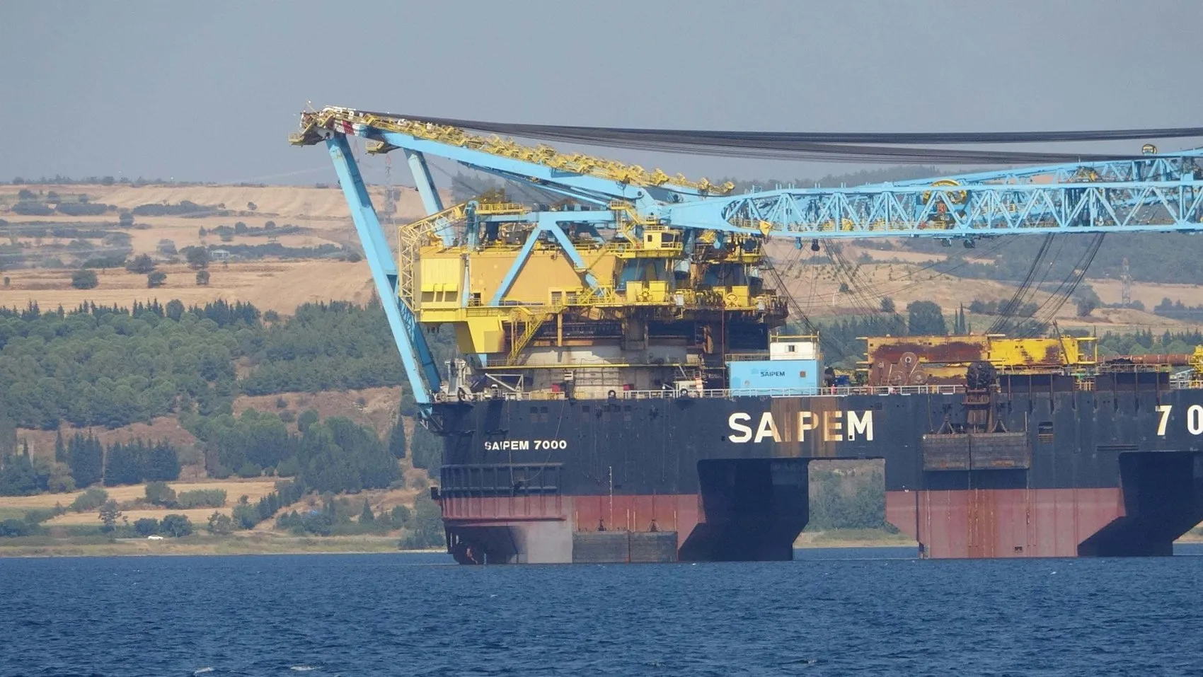 Dünyanın en büyük vinç gemisi Çanakkale Boğazı'ndan geçti