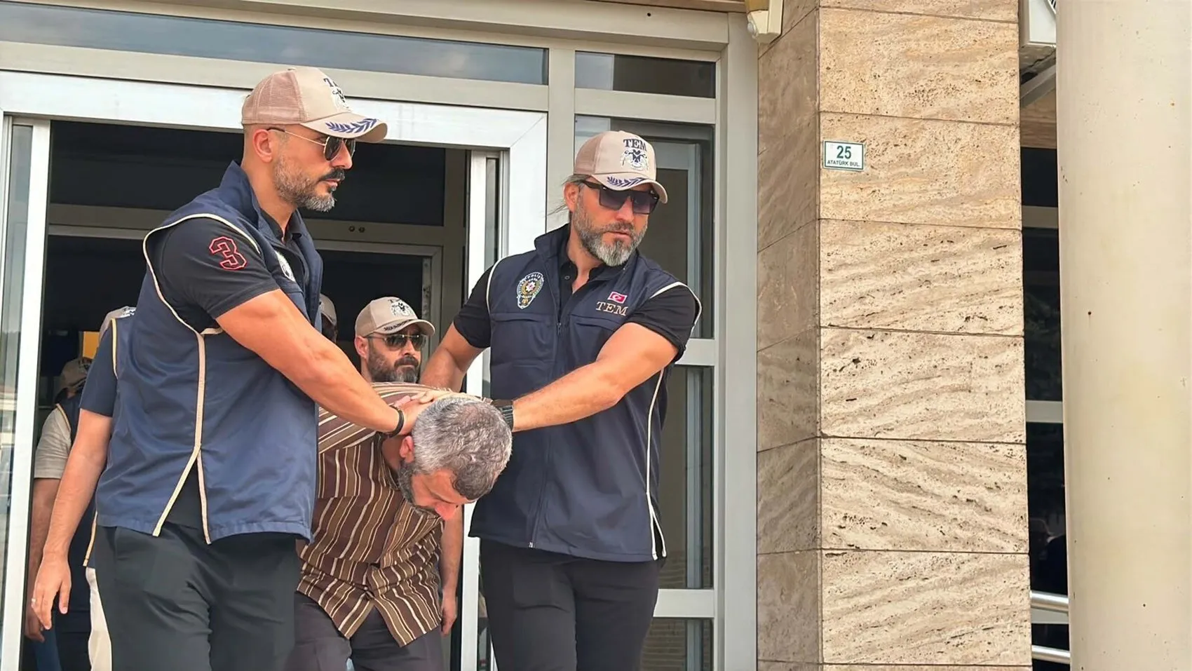 Suikast timindeki FETÖ’cünün ablasına Muğla'da gözaltı