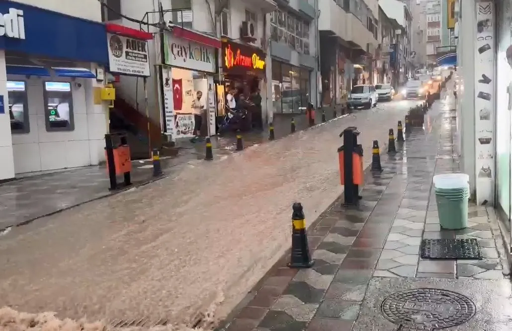 Artvin'de aniden bastıran sağanak hayatı felç etti: Yollar göle döndü