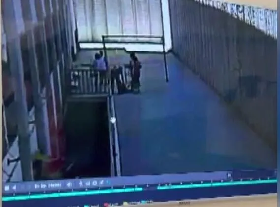 Bahçeye giren 4 yaşındaki Ediz'in üstüne futbol kalesi devrildi