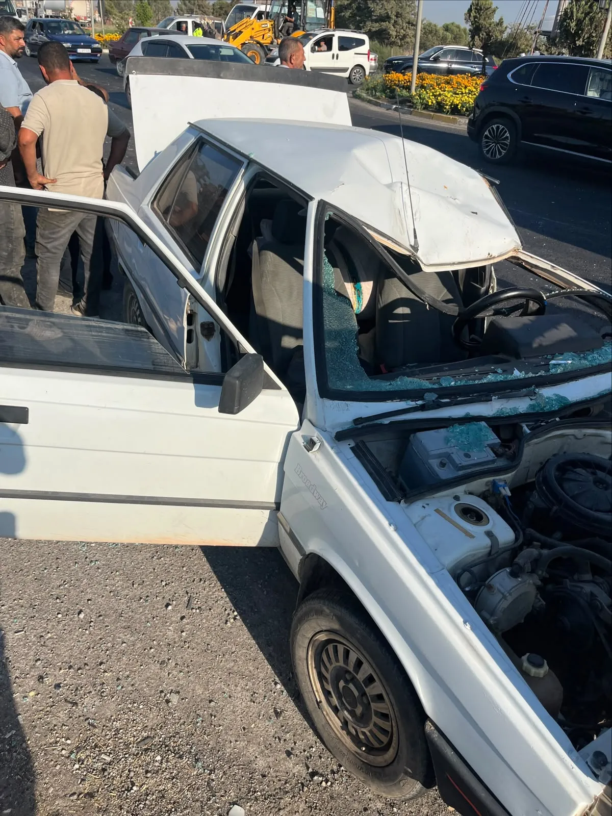 Akşam kavşağında motosiklet ve otomobil çarpıştı, 2 kişi ağır yaralı