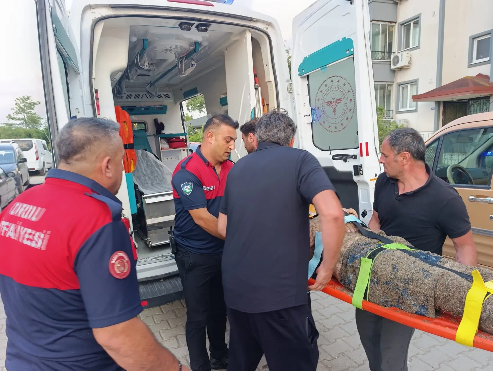 Ünye sahilinde üç arkadaş boğulmaktan son anda kurtuldu
