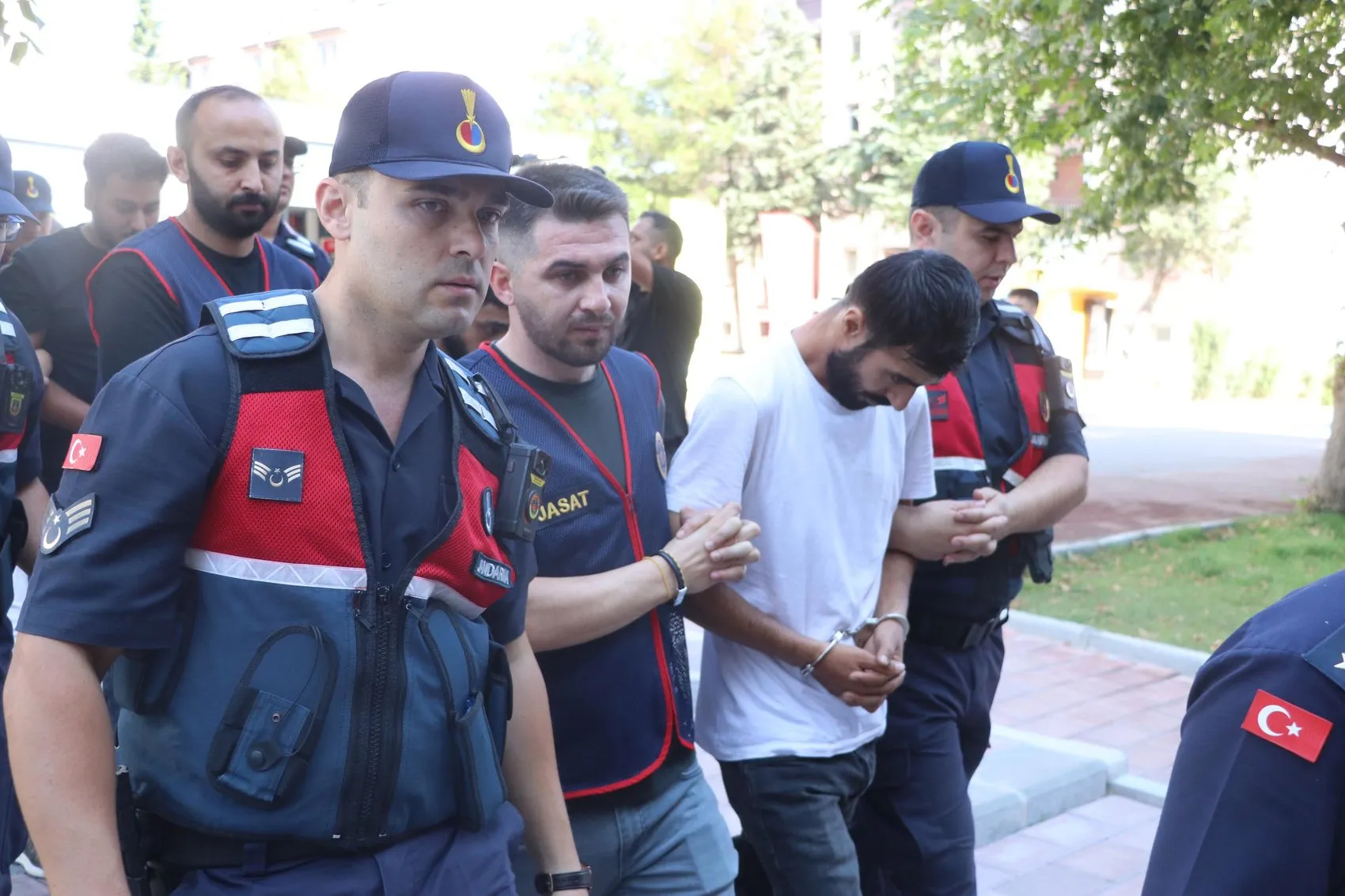 İnternetten iş ilanıyla dolandırıcı çetesi kurmuşlar