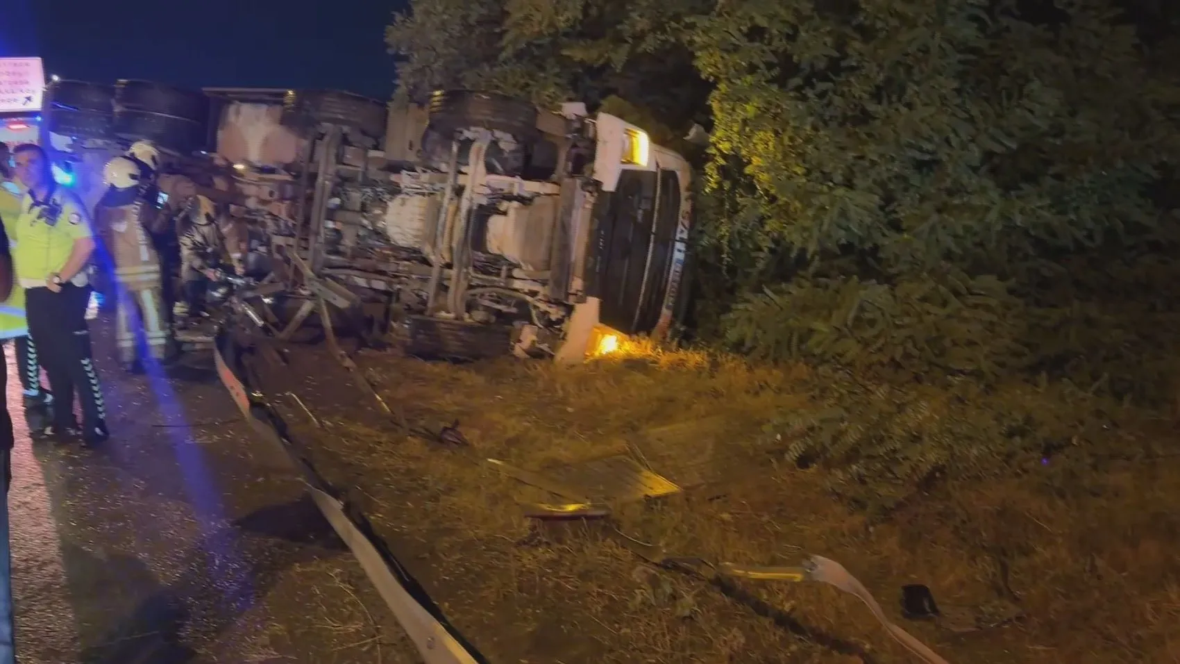 Samandıra'da beton mikseri devrildi Yol bir süre trafiğe kapandı