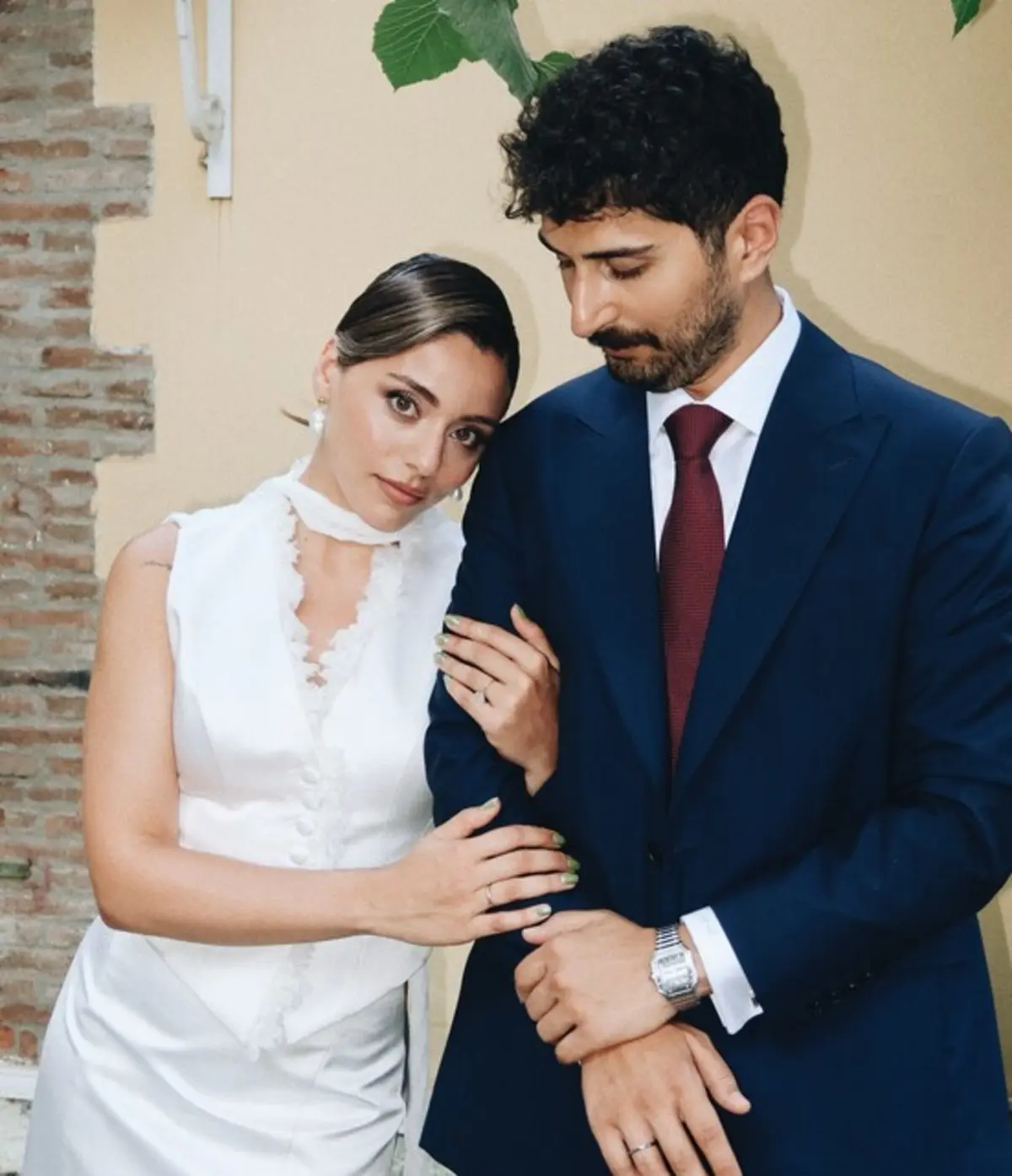 Sıla Türkoğlu ve Ata Ayyıldız nişanlandı! Sade kıyafeti dikkat çekti 4
