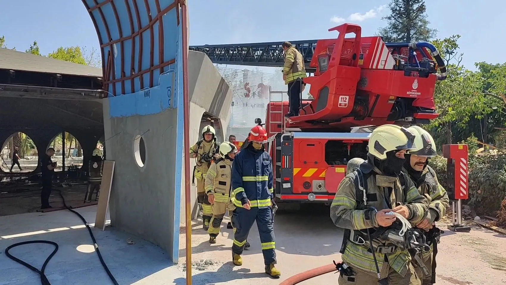 Zeytinburnu'nda tadilat halindeki kafede yangın paniği yaşandı