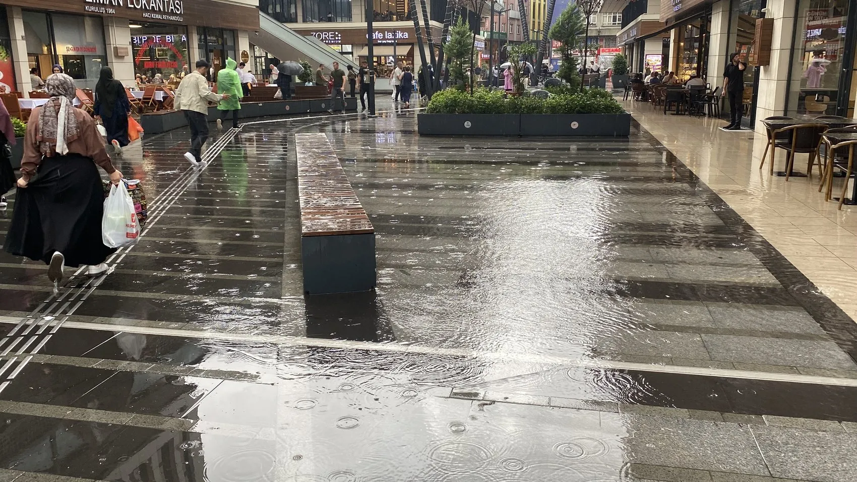 Rize'de gökyüzü boşaldı: Şehir merkezi sular altında kaldı