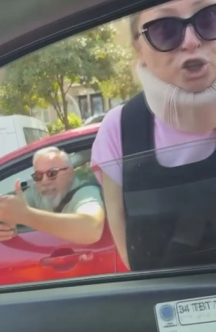 Yol verme kavgası büyüdü, kadın taksiciye saldırdı o anlar kamerada