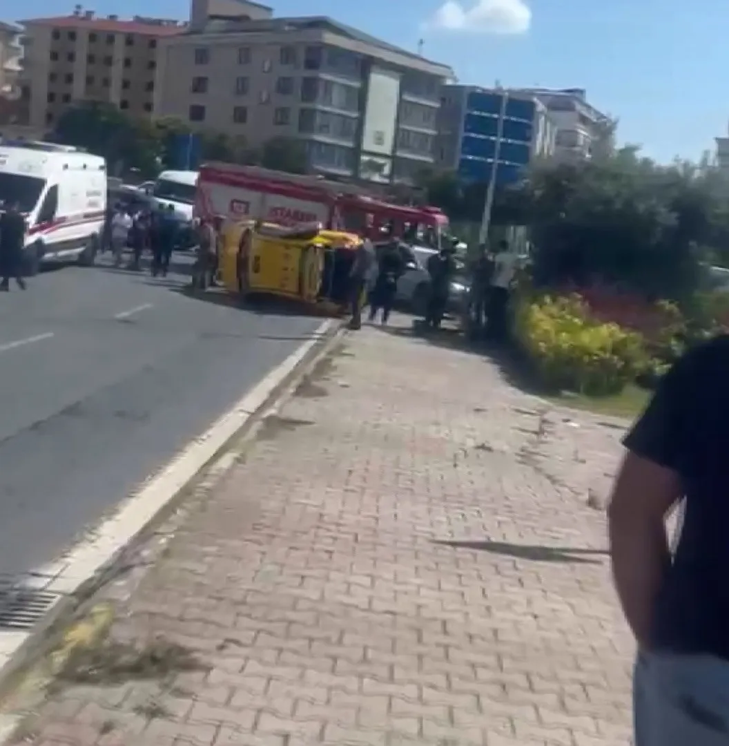 Güngören'de kaza anı Taksi devrildi, yolcu itfaiyenin müdahalesiyle kurtarıldı