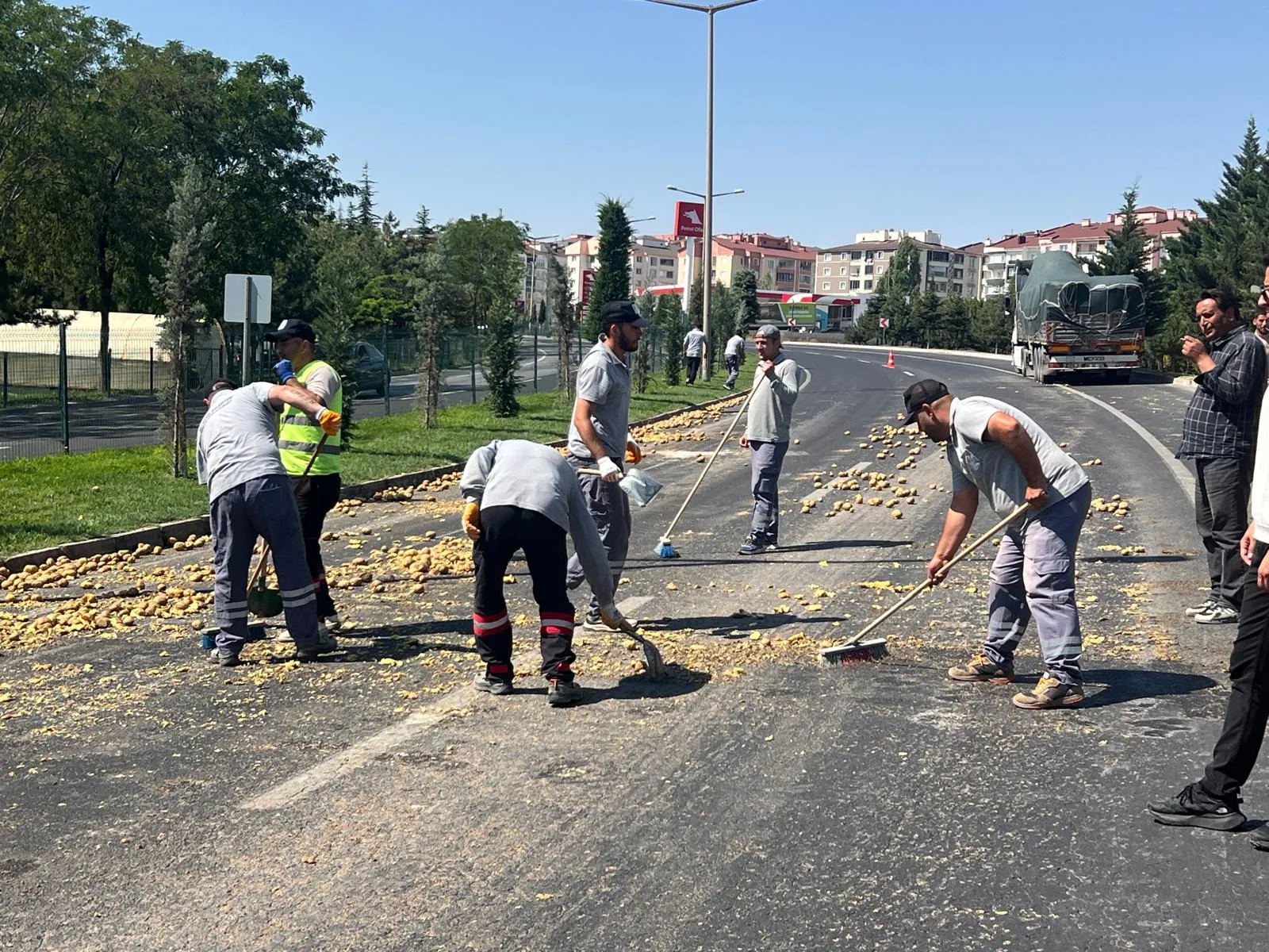 Nevşehir yoluna dökülen bir ton patates trafiği felç etti