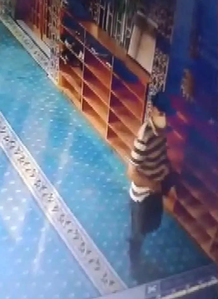 Sultangazi'de cami cemaatinin ayakkabılarını sürünerek çaldı