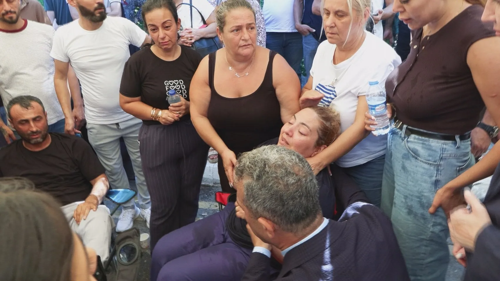 Kızının elini tutuyordu, bir valizle birlikte sulara gömüldü: Anne Biçer'in yürek yakan feryadı
