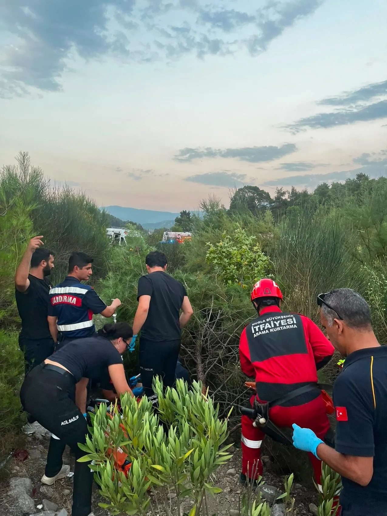 Muğla’da otomobil şarampole uçtu 1 genç hayatını kaybetti