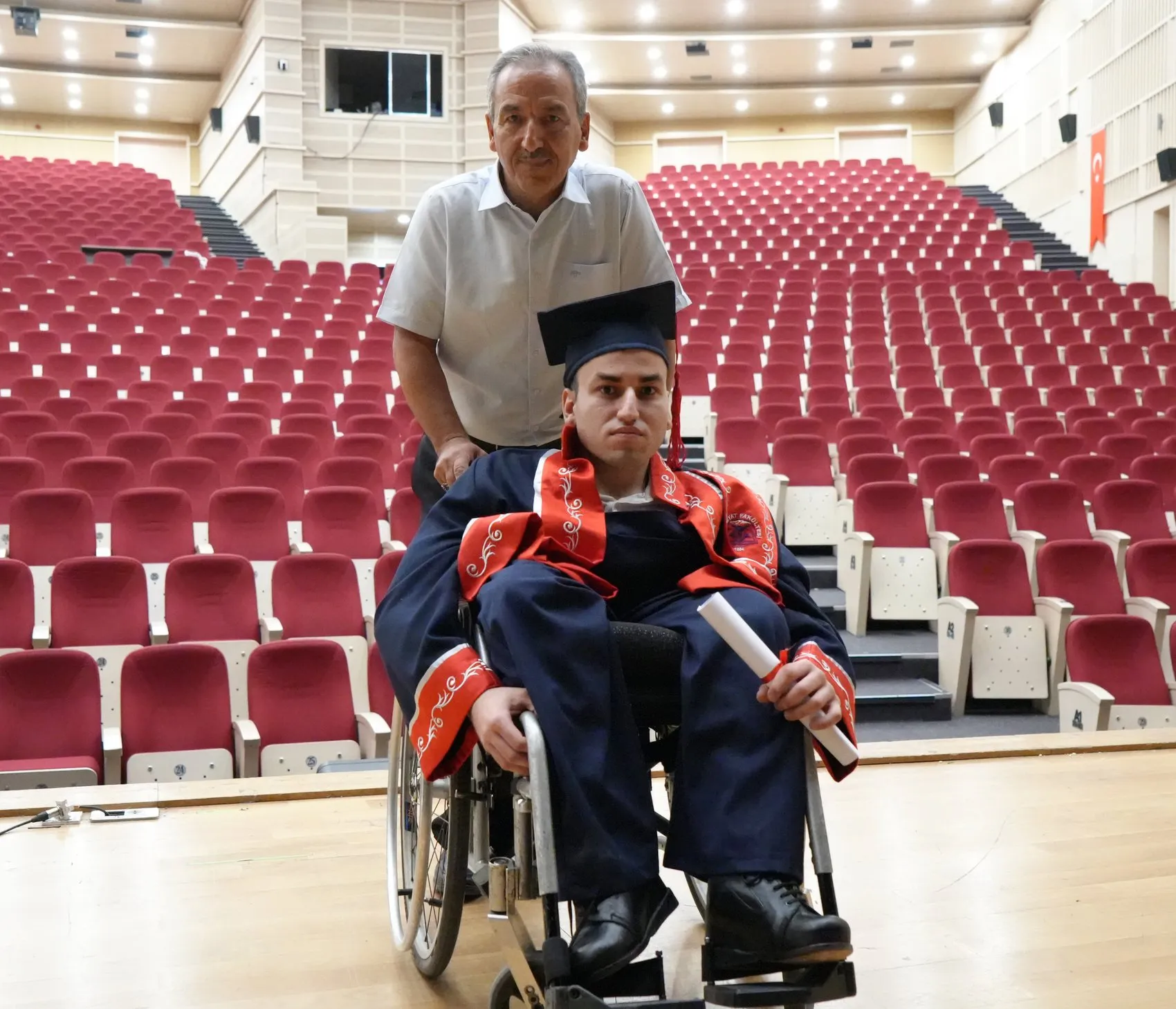 Engelleri Ailesinin Desteğiyle Aştı ve Üniversite Diplomasını Aldı