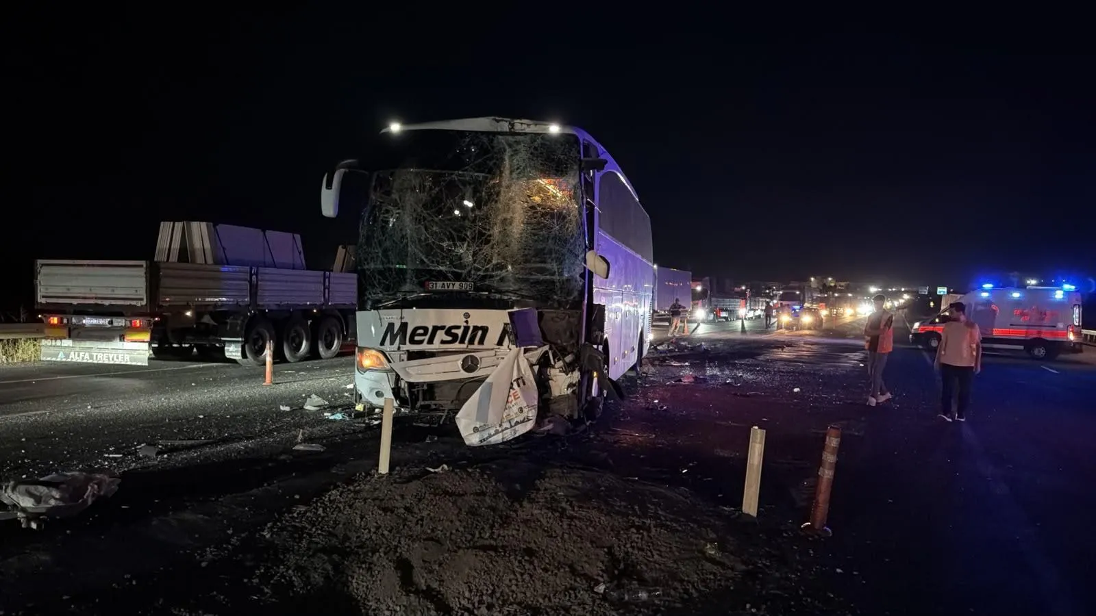 Malazgirt dönüşü Siverek'te zincirleme kaza 13 yaralı