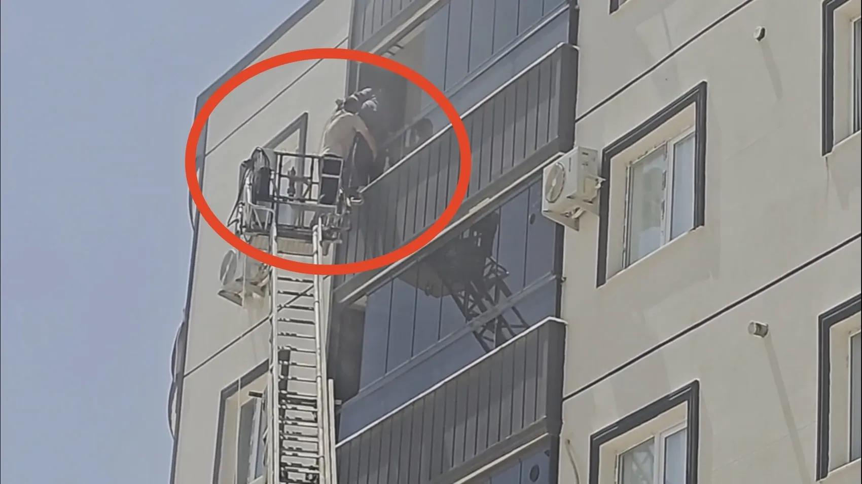 Nusaybin'de apartman yangını 1'i bebek 3 kişi kurtarıldı