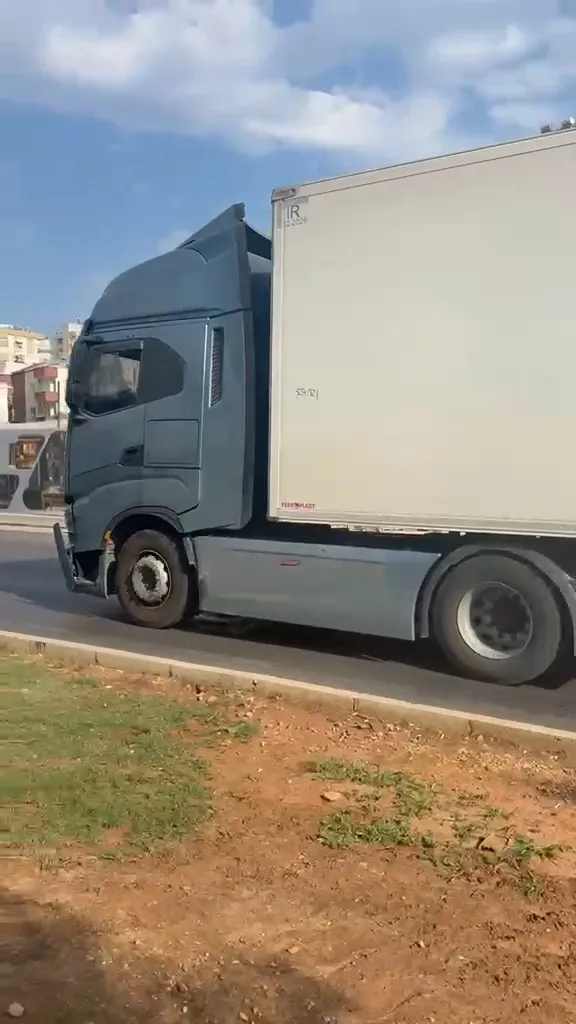 TIR şoförü tartıştığı otomobile çarpıp kaçtı, o anlar kamerada