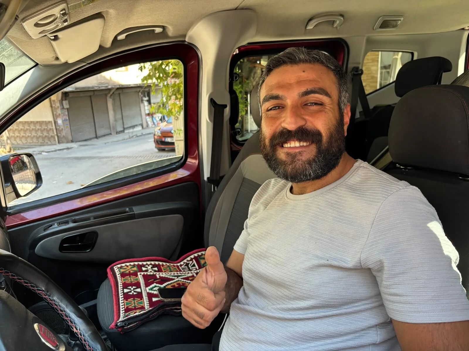 İzmir'de bozuk yollar mahalleliyi sokağa halı sermeye zorladı