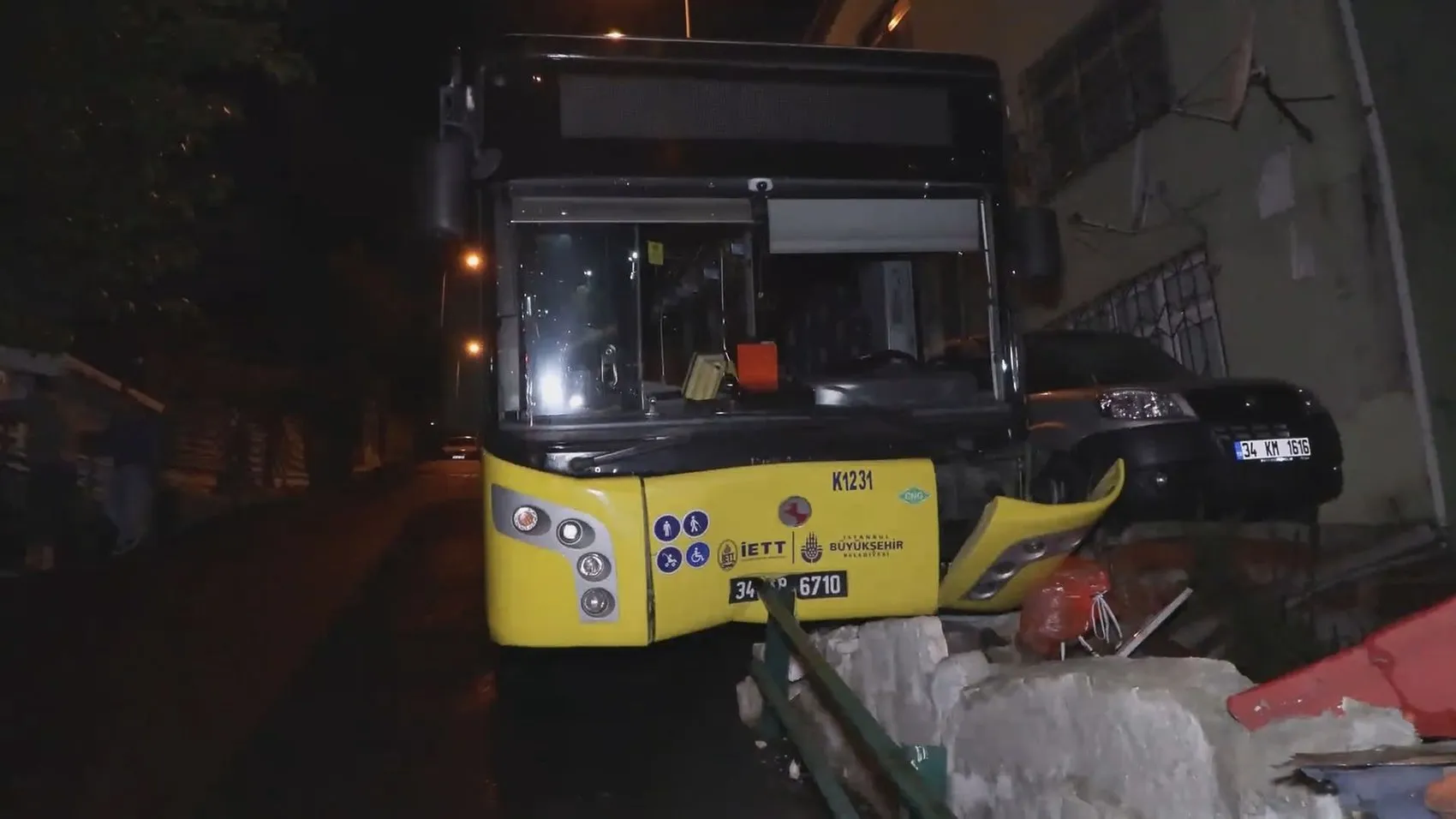 Sarıyer'de kaygan yol İETT otobüsünü bariyere savurdu