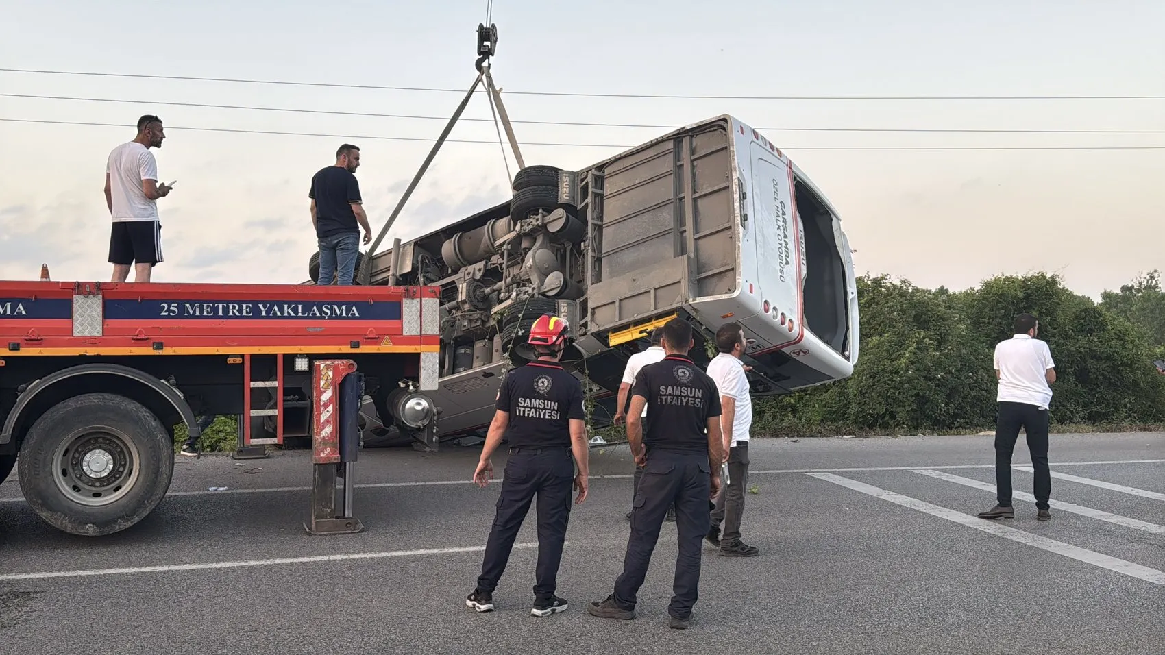 Samsun'da yolcu otobüsü şarampole uçtu 21 kişi hastaneye kaldırıldı