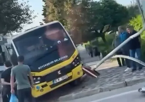 Bursa'da belediye minibüsü direğe daldı