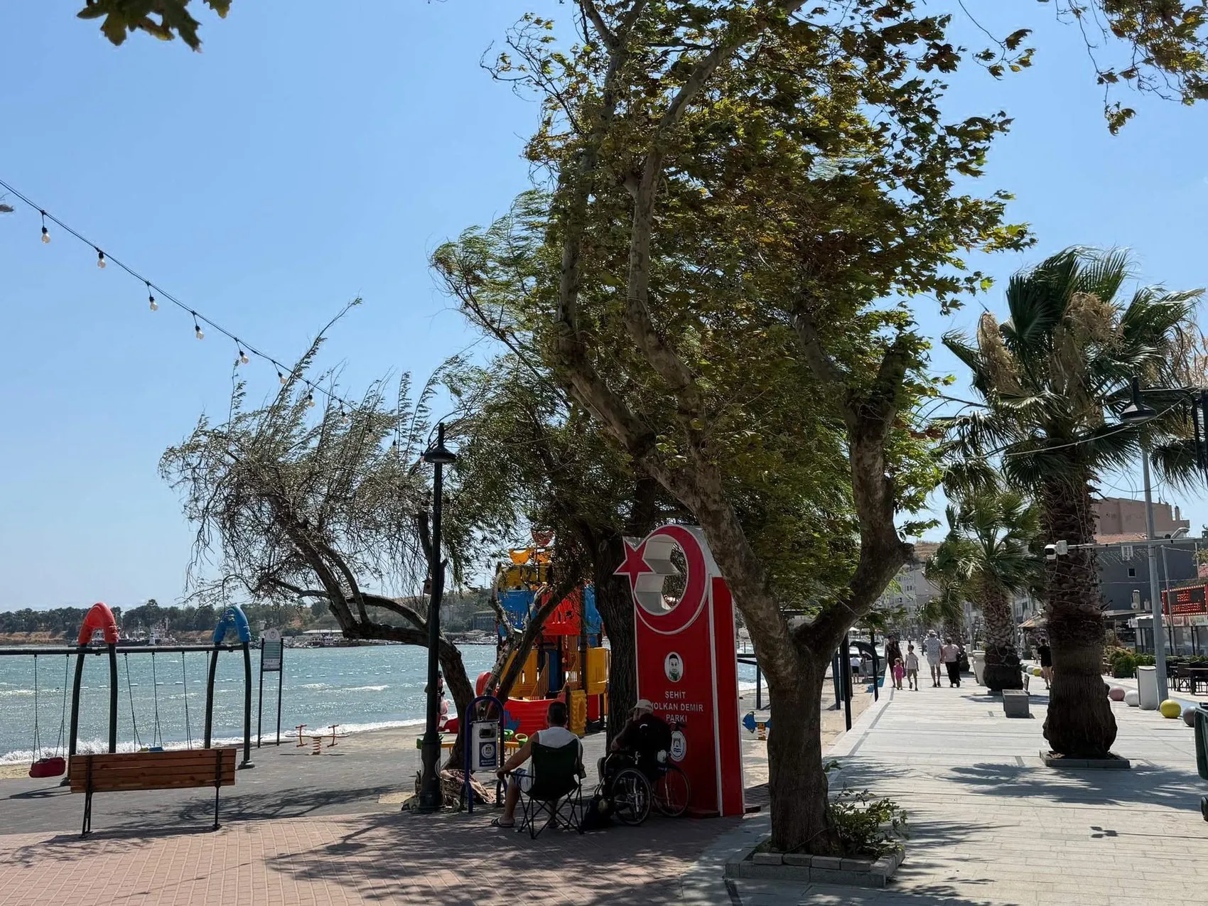Tekirdağ'da sert rüzgar günlük hayatı durdurdu