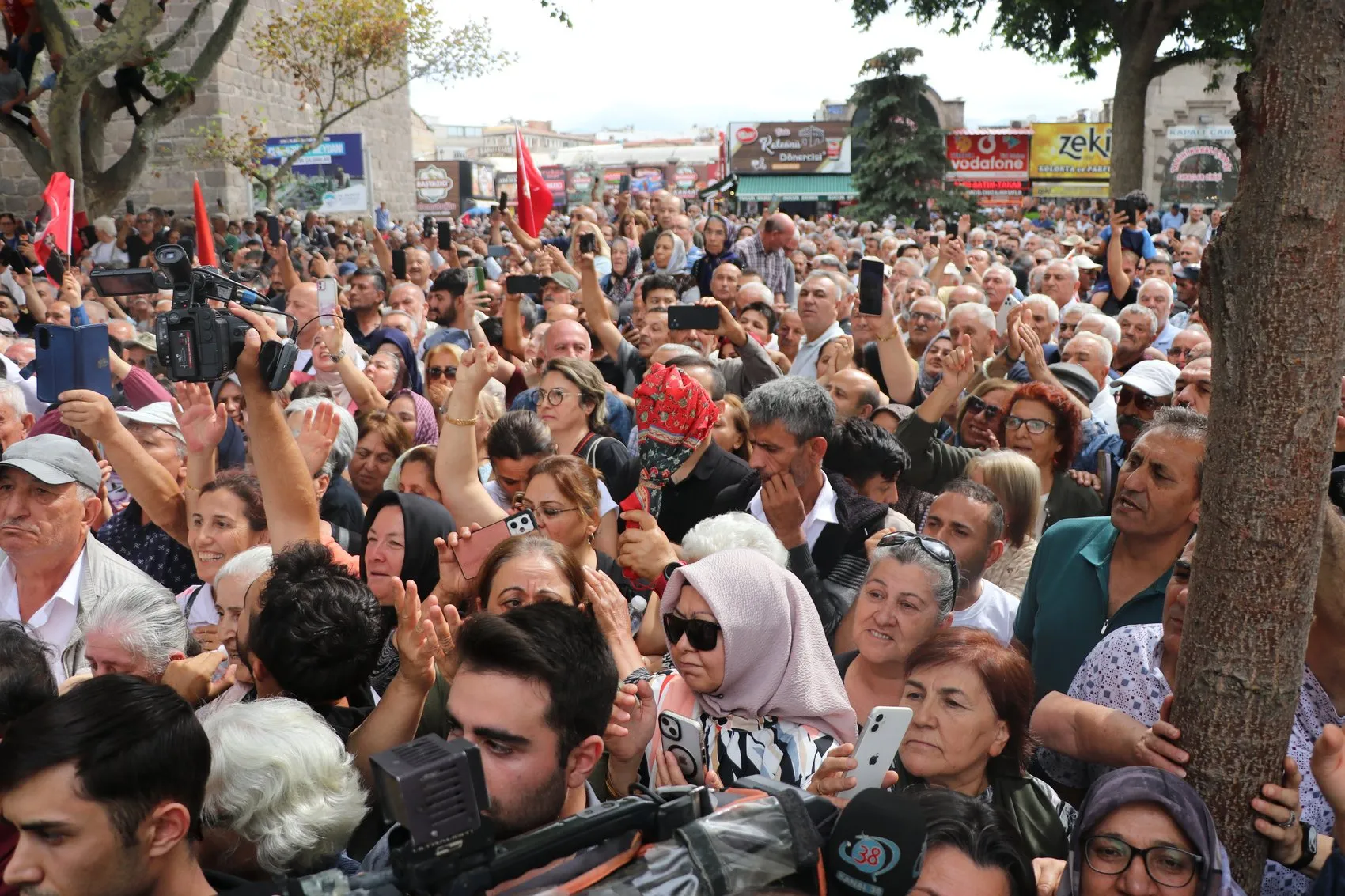 Kayseri'de esnaf buluşmasında konuşan Özel Kısır çekişmelere değil, ekmek kavgasına odaklanacağız