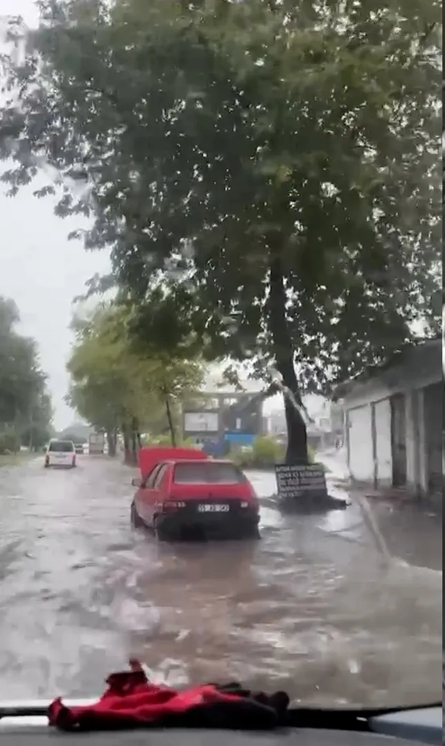 Samsun'da sağanak hayatı felç etti