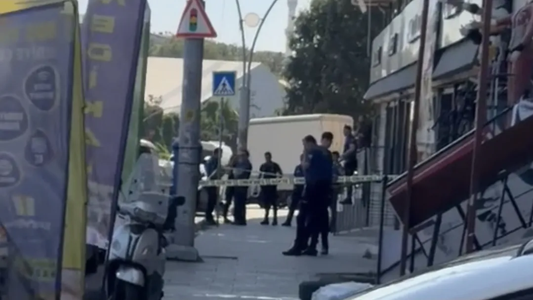 Avize atölyesinde düşen işçi kaldırıma çakıldı, o anlar kamerada