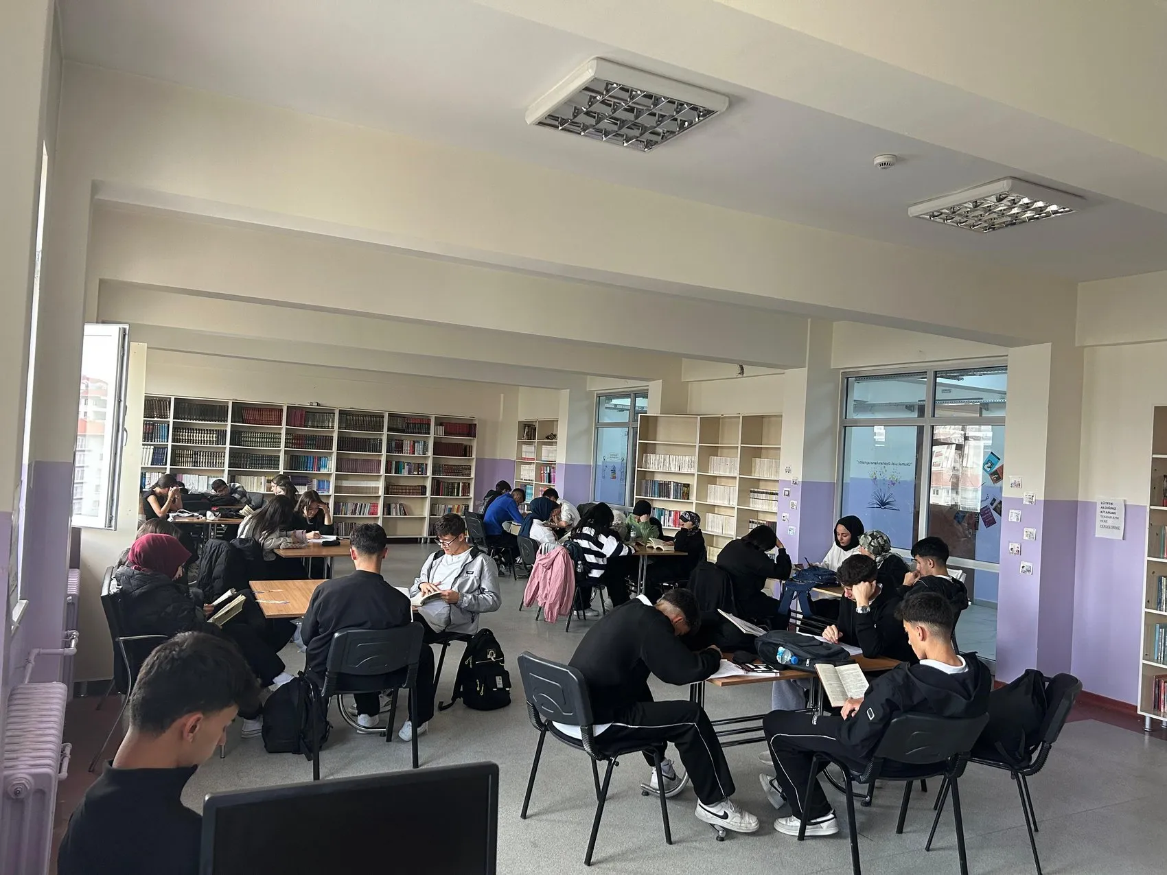Bir öğretmenin hayali gerçek oldu 500 kitaplık kütüphane 5 bin 500 kitapla doldu