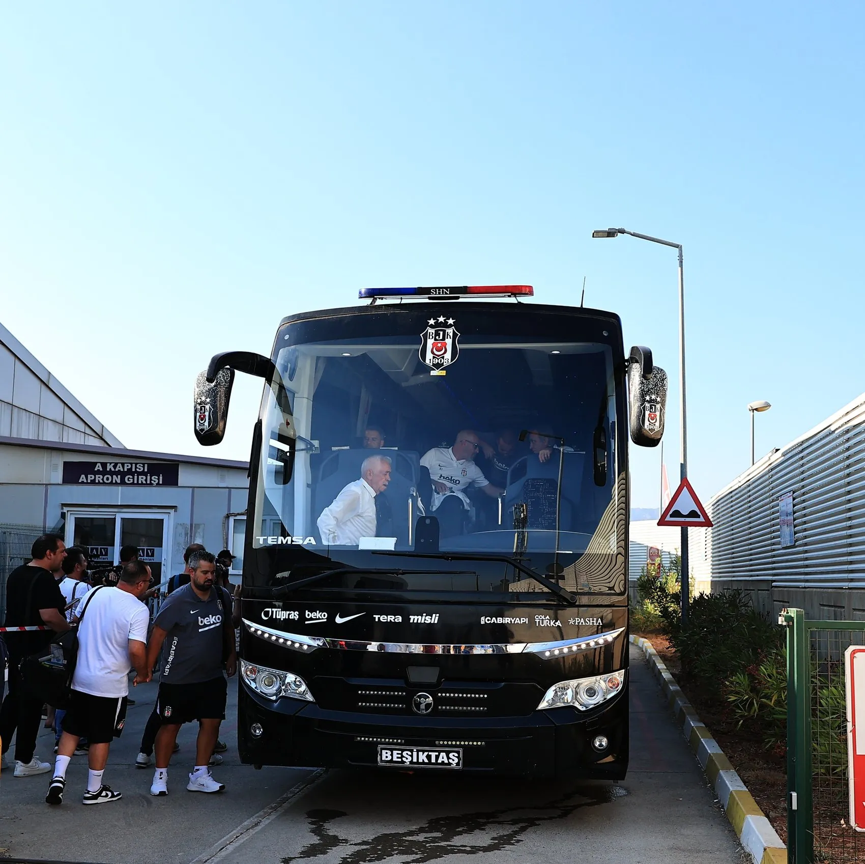 Beşiktaş Süper Lig mesaisi için Alanya’ya iniş yaptı