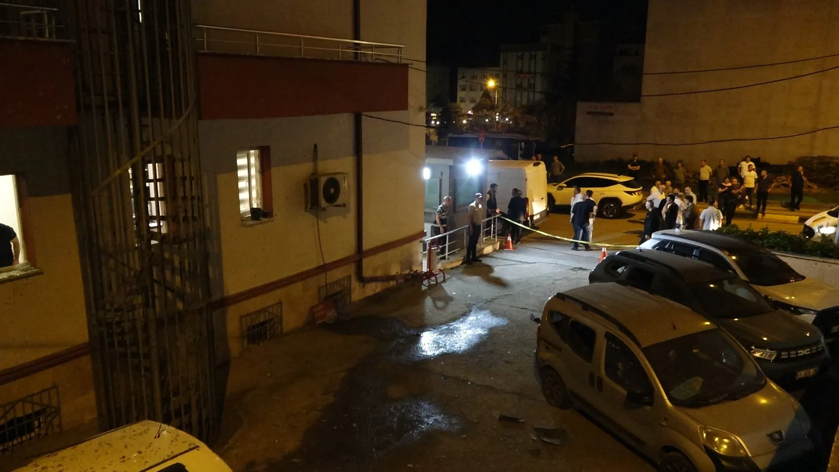 Trabzon'da emniyet bahçesine düşen gizemli cisim araçları hurdaya çevirdi