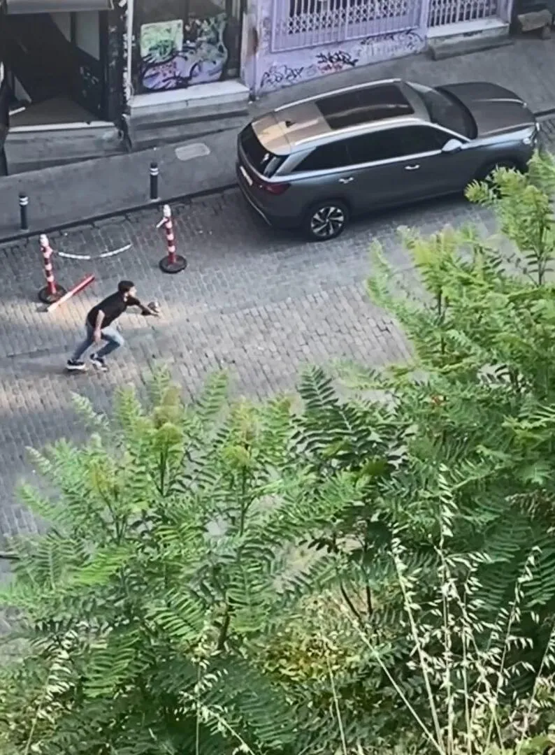 Beyoğlu'nda yarı çıplak saldırgan trafikte dehşet saçtı