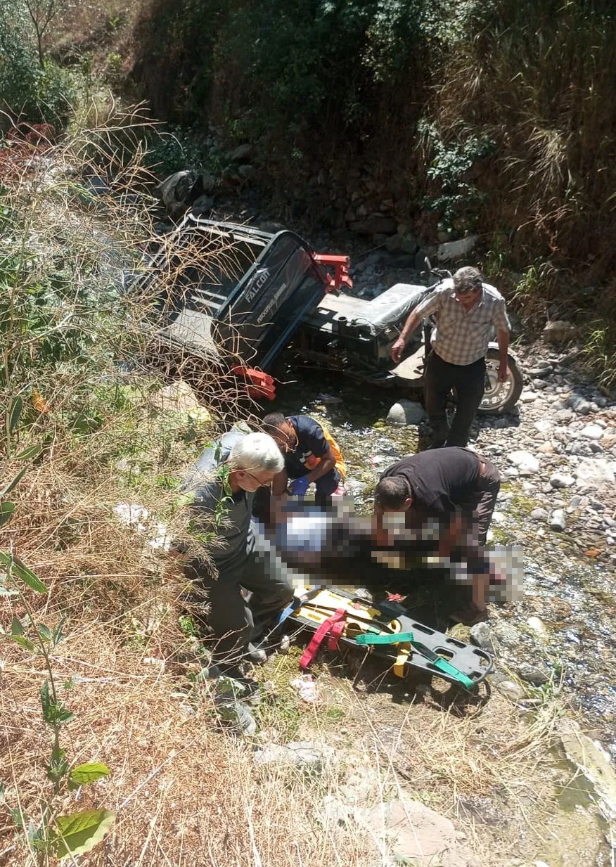 Kayseri'de dede ve iki torununu taşıyan araç dereye uçtu