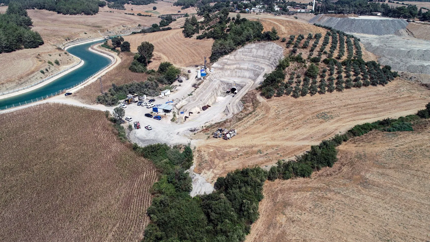 Adana'daki su hattı kazısında toprak altında kalan işçiler hayatını kaybetti
