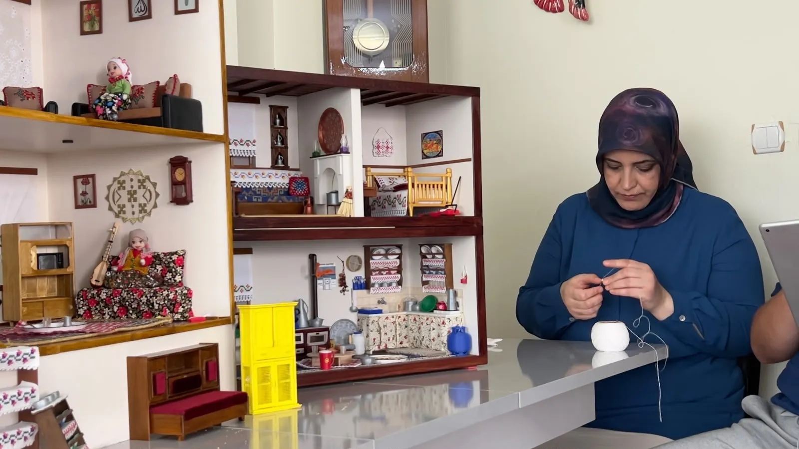 Gurbetçilerin özlemi Yasemin Hanım’ın minyatür evlerinde hayat buluyor
