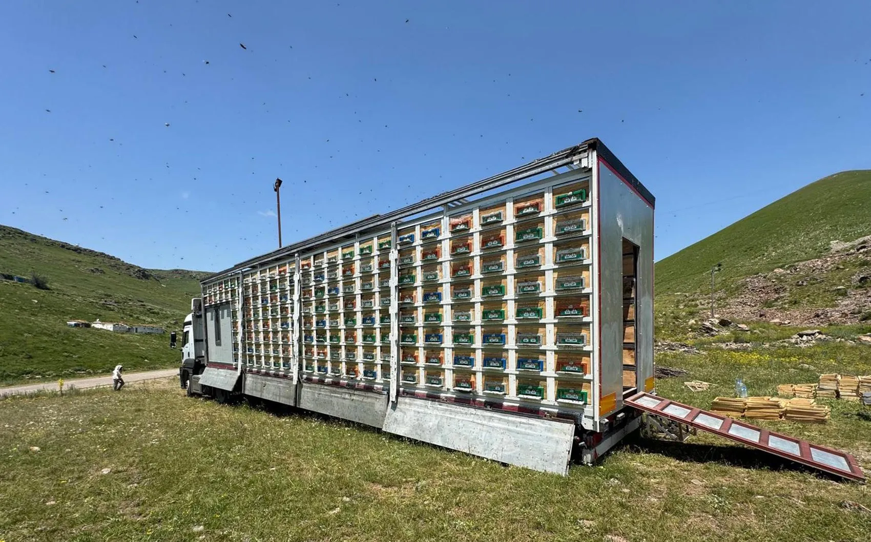 Karslı arıcıdan TIR dorsesinde devrim gibi bal üretimi